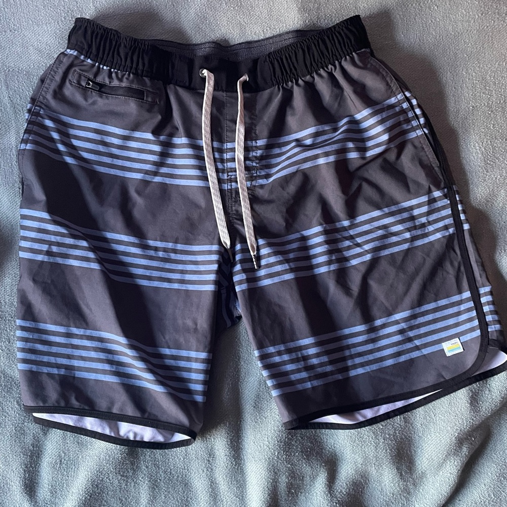 Vuori Banks Shorts - Large - Grey Blue Stripe